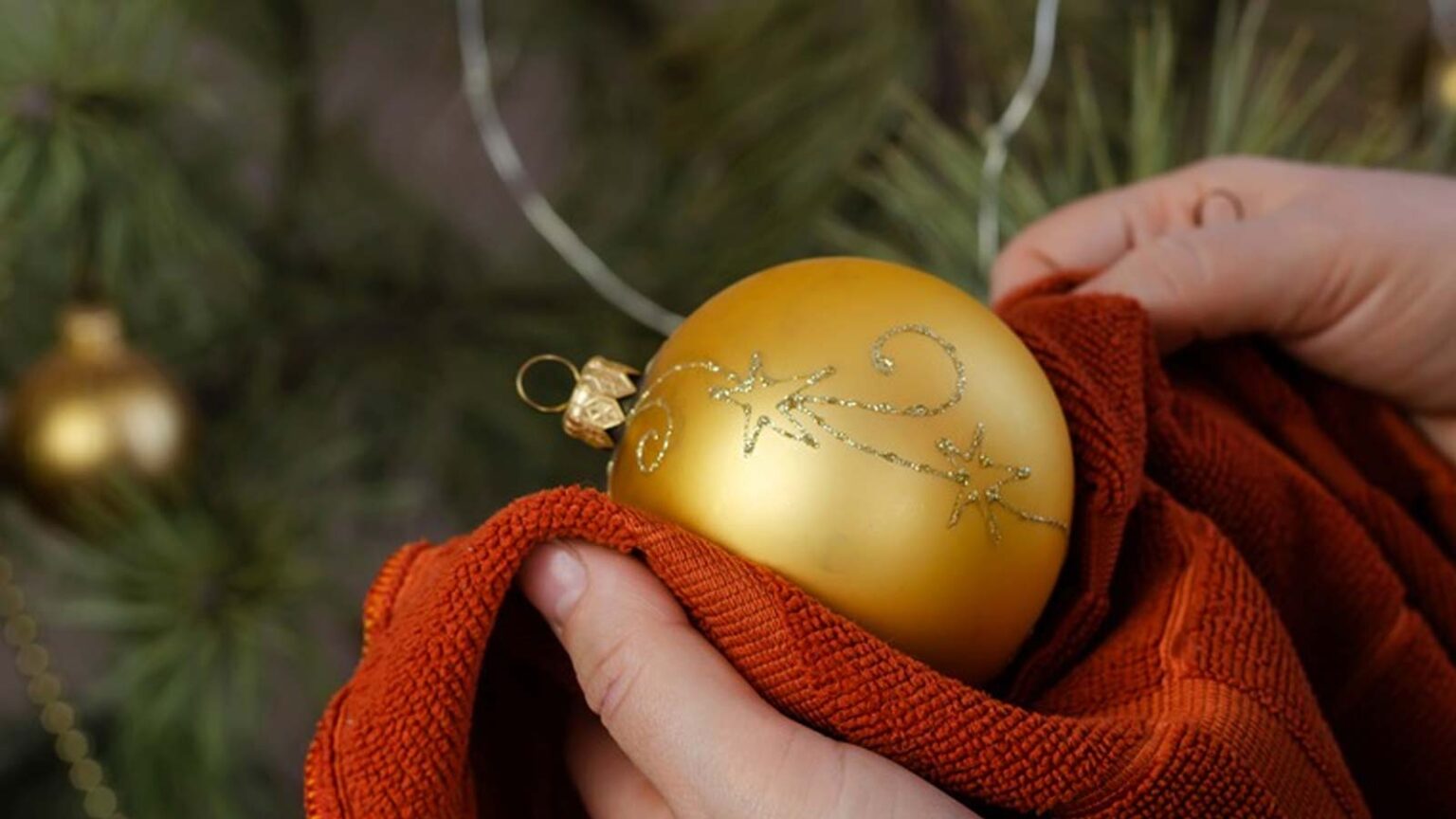 Κατέβασα τα Χριστουγεννιάτικα Στολίδια και μυρίζουν μούχλα, υγρασία και έχουν σκόνη - Πώς να τα καθαρίσω