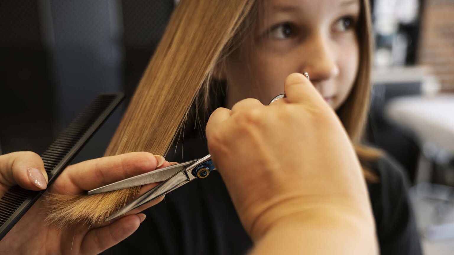 Γιατί να ζητάτε κούρεμα σε στεγνά μαλλιά. Τα οφέλη του για τα μαλλιά