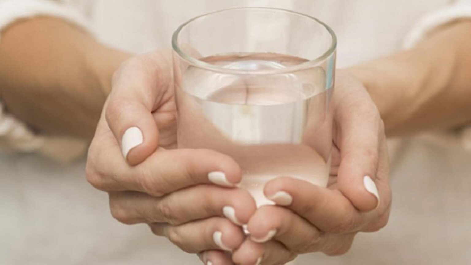 Η Ιδανική Ώρα για να Πίνετε Νερό Ώστε για να Αποφύγετε τη Συχνοουρία τη Νύχτα