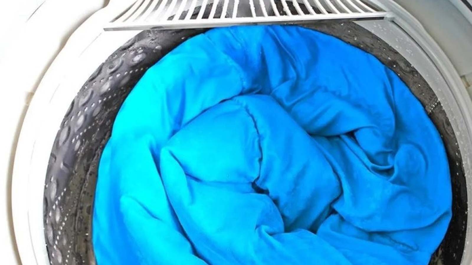 Πώς να Καθαρίσετε ένα Πάπλωμα που Δεν Χωράει στο Πλυντήριο