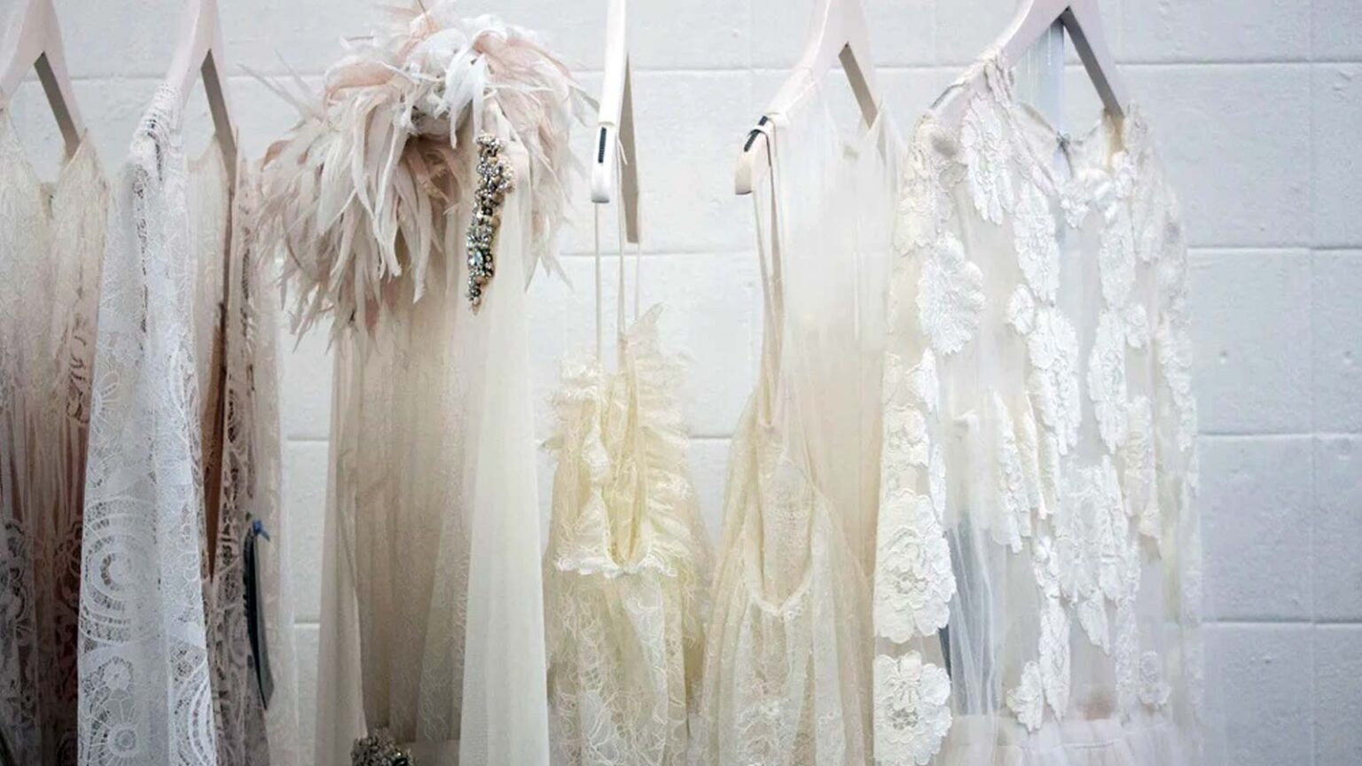 Το κόλπο της νοικοκυράς: Κάνε τα λευκά ρούχα να δείχνουν σαν καινούργια, 5 απλά μυστικά για να λάμψουν ξανά