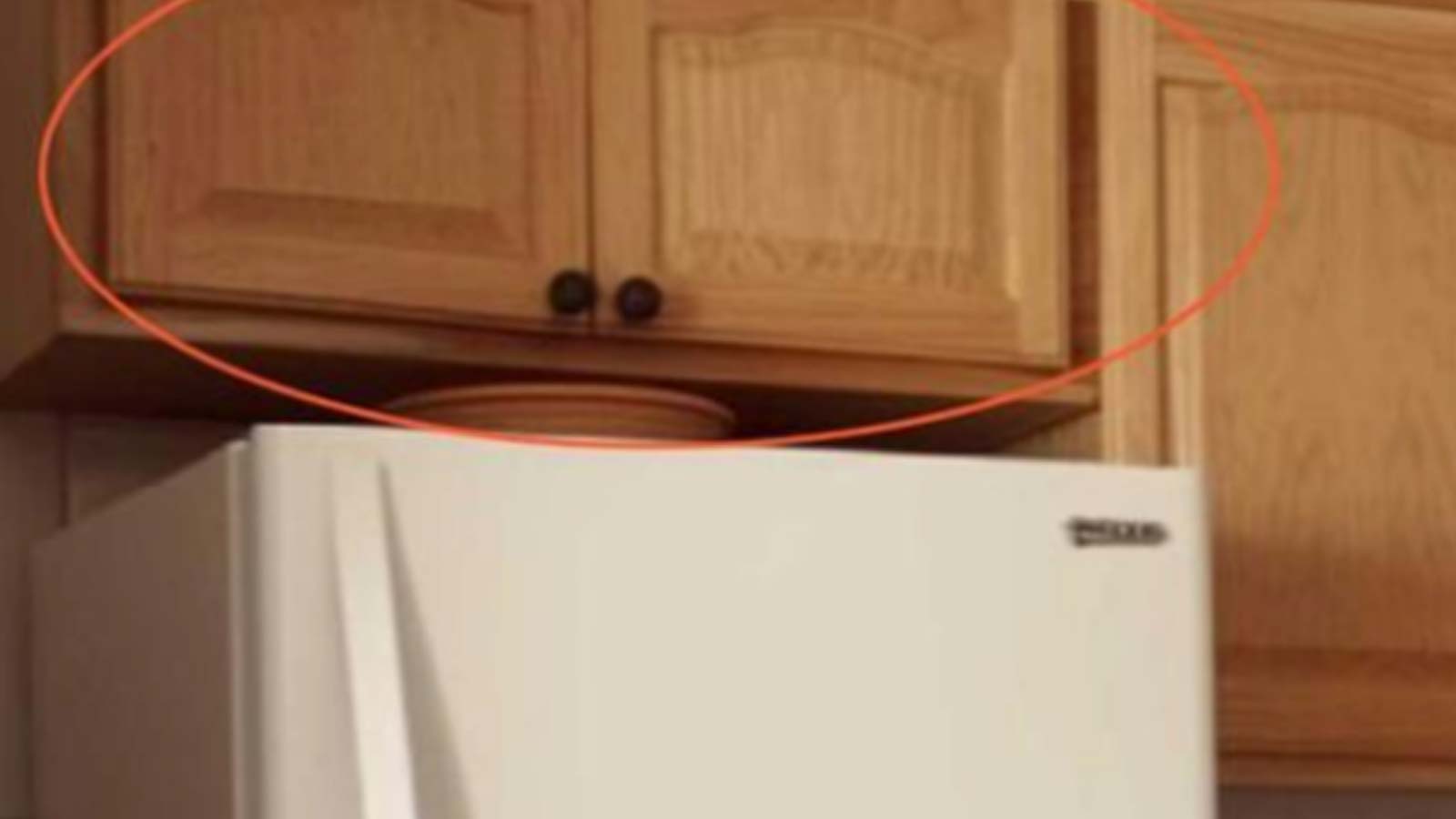 Ντουλάπι πάνω από το ψυγείο: Πολλοί νομίζουν ότι είναι άχρηστο - Αυτές είναι οι χρήσεις του