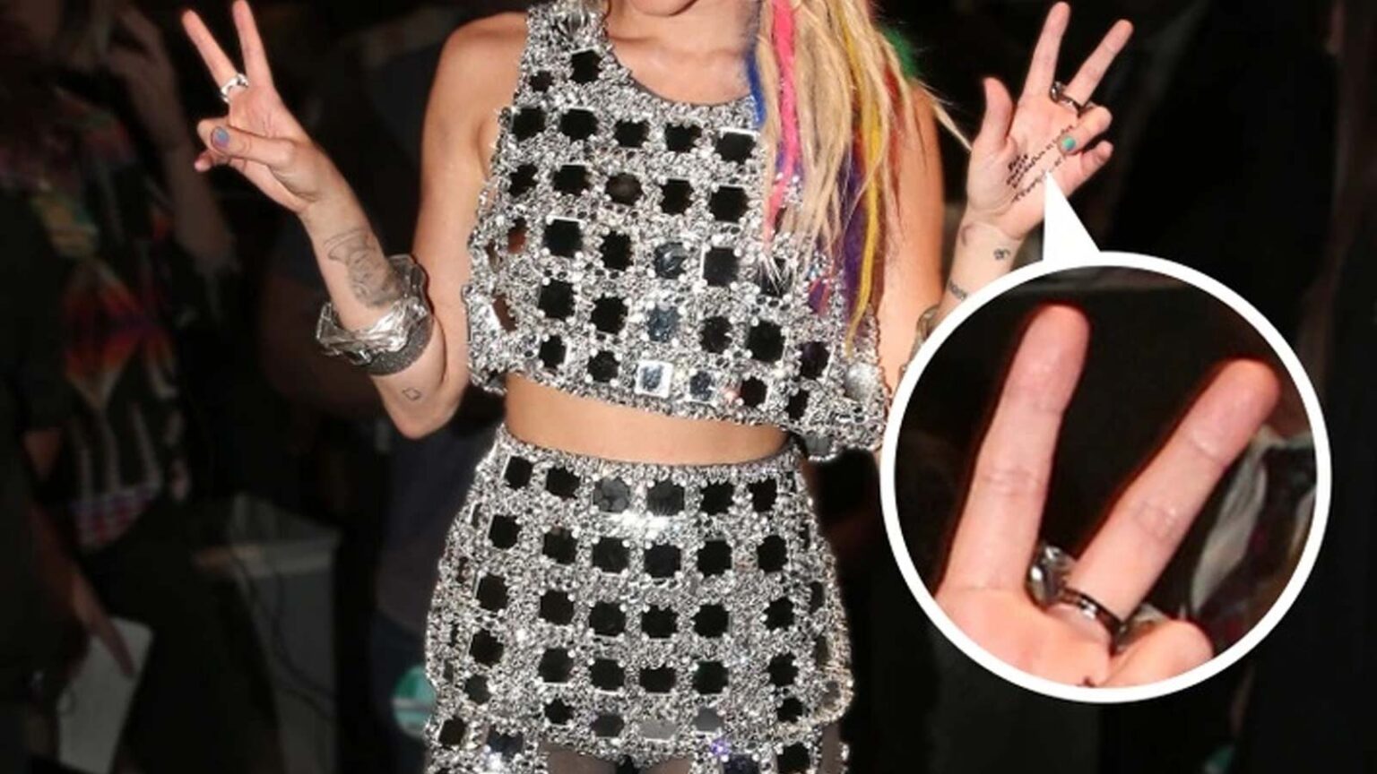 Γιατί το να Κάνετε το Σήμα της Ειρήνης στις Φωτογραφίες σας Μπορεί να σας Βάλει σε Κίνδυνο