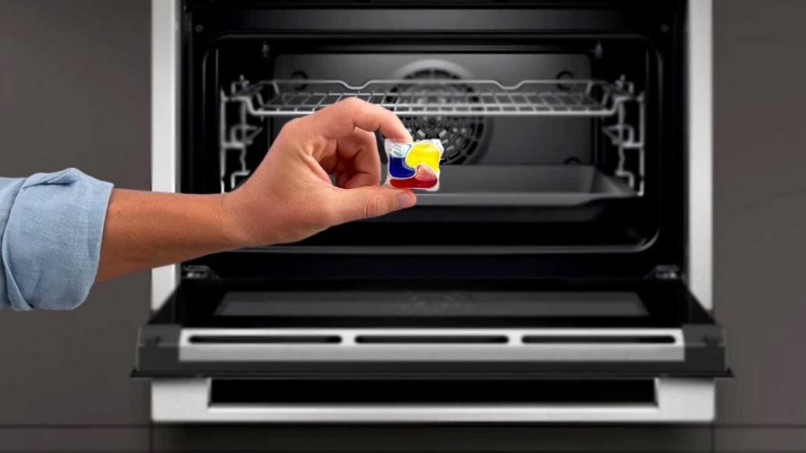 Το Κόλπο για Εύκολο Καθάρισμα Φούρνου: Ακόμη και το Καμένο Λίπος Εξαφανίζεται