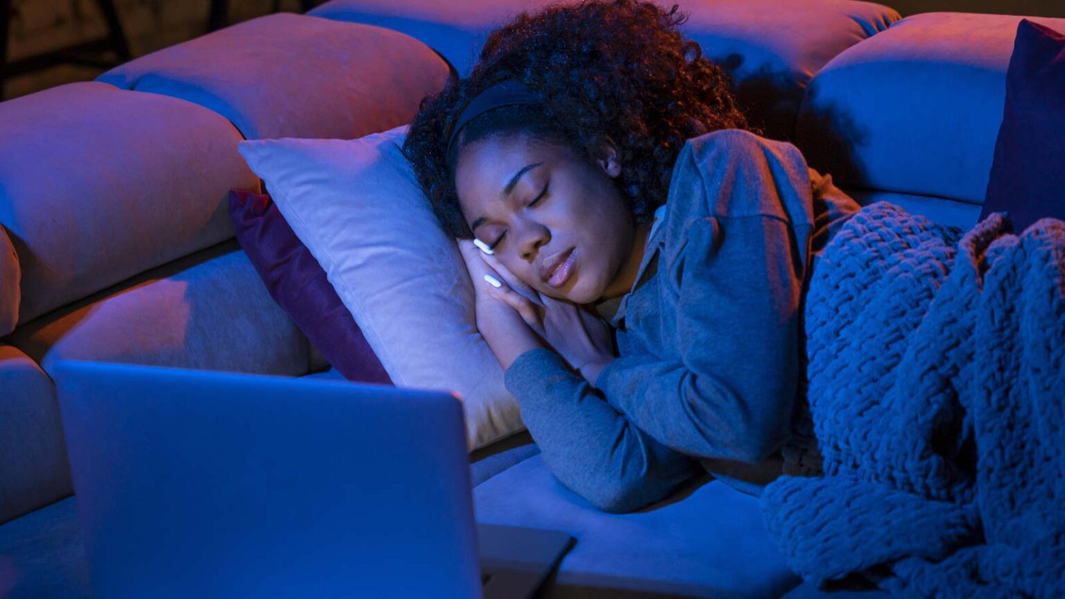 Κοιμάσαι με Αναμμένο Φως; Δες Πώς Μπορεί να Επηρεάσει την Υγεία σου - Η Τηλεόραση Μπορεί Να Προκαλέσει Ακόμα Και Κατάθλιψη
