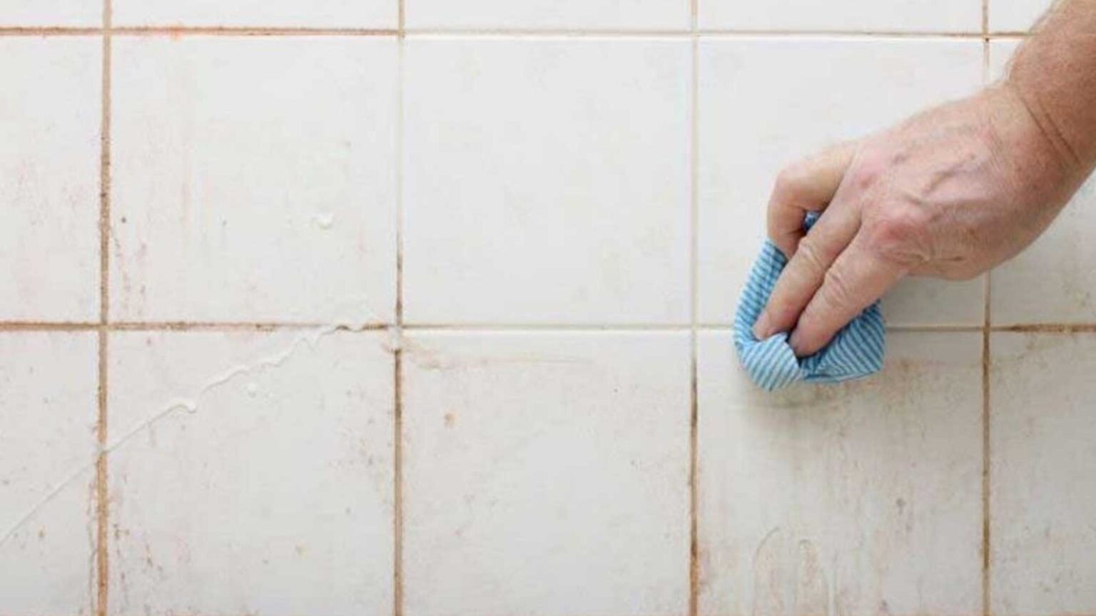 Πώς να Καθαρίσετε τα Πλακάκια του Μπάνιου σε Χρόνο Μηδέν