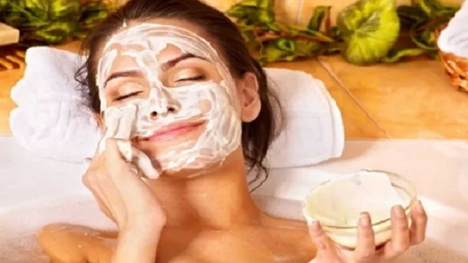 Γρήγορη και Οικονομική Φυσική Μάσκα για Σύσφιξη του Δέρματος του Προσώπου
