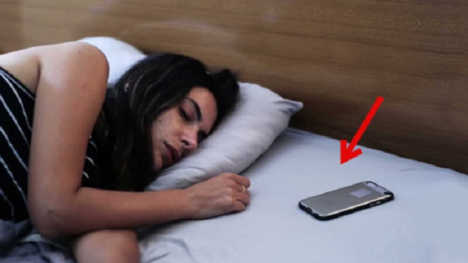 Γιατί Δεν Πρέπει Ποτέ να Κοιμάστε με το Τηλέφωνό σας στο Κρεβάτι