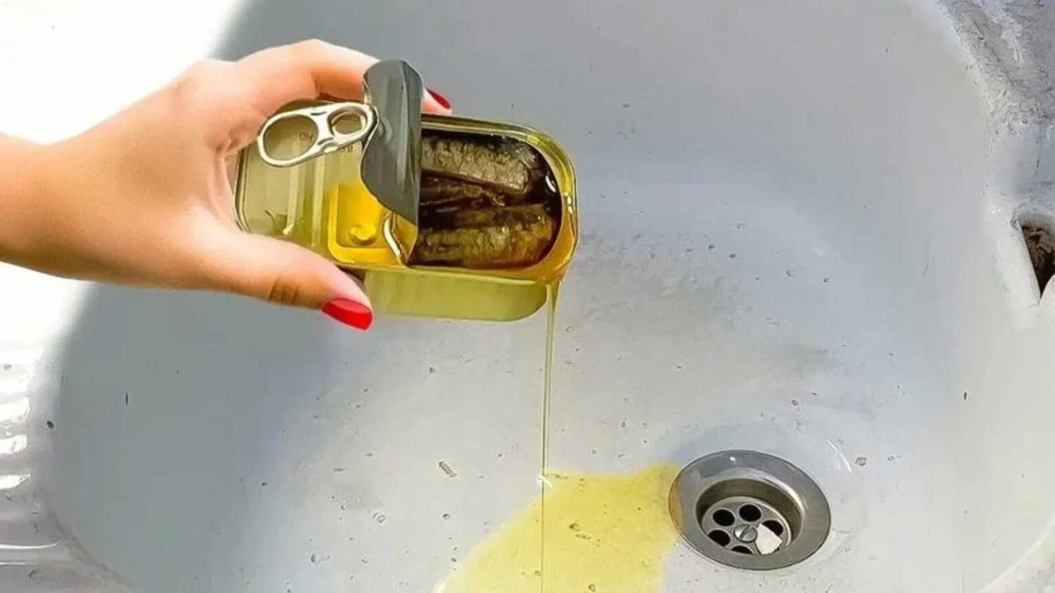 Το να Ρίχνετε το Λάδι από Κονσέρβα Τόνου στο Νεροχύτη Είναι Βλαβερό