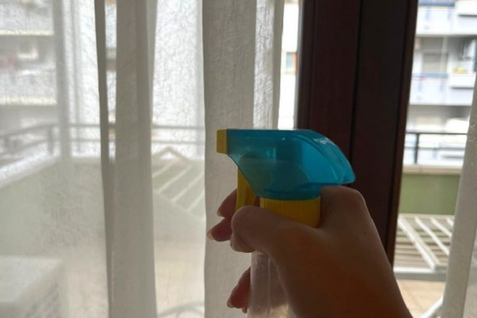 Ψεκάστε Αυτό στις Κουρτίνες και θα Αρωματίσετε Ολόκληρο το Σπίτι