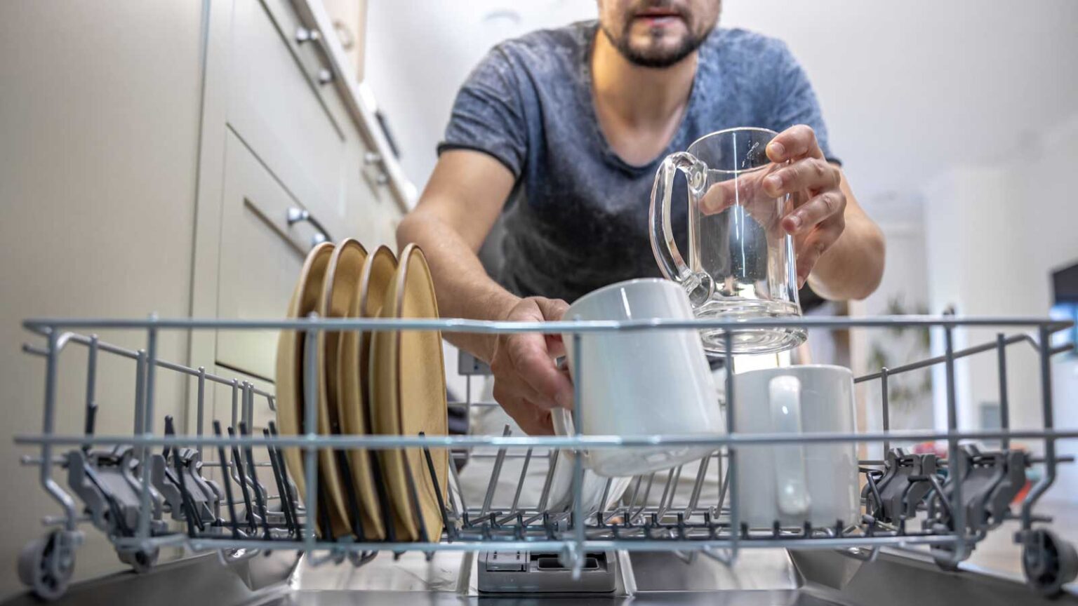 Ποιο είναι το Μαγειρικό Σκεύος που Απαγορεύεται Δια Ροπάλου Να Βάλεις στο Πλυντήριο Πιάτων