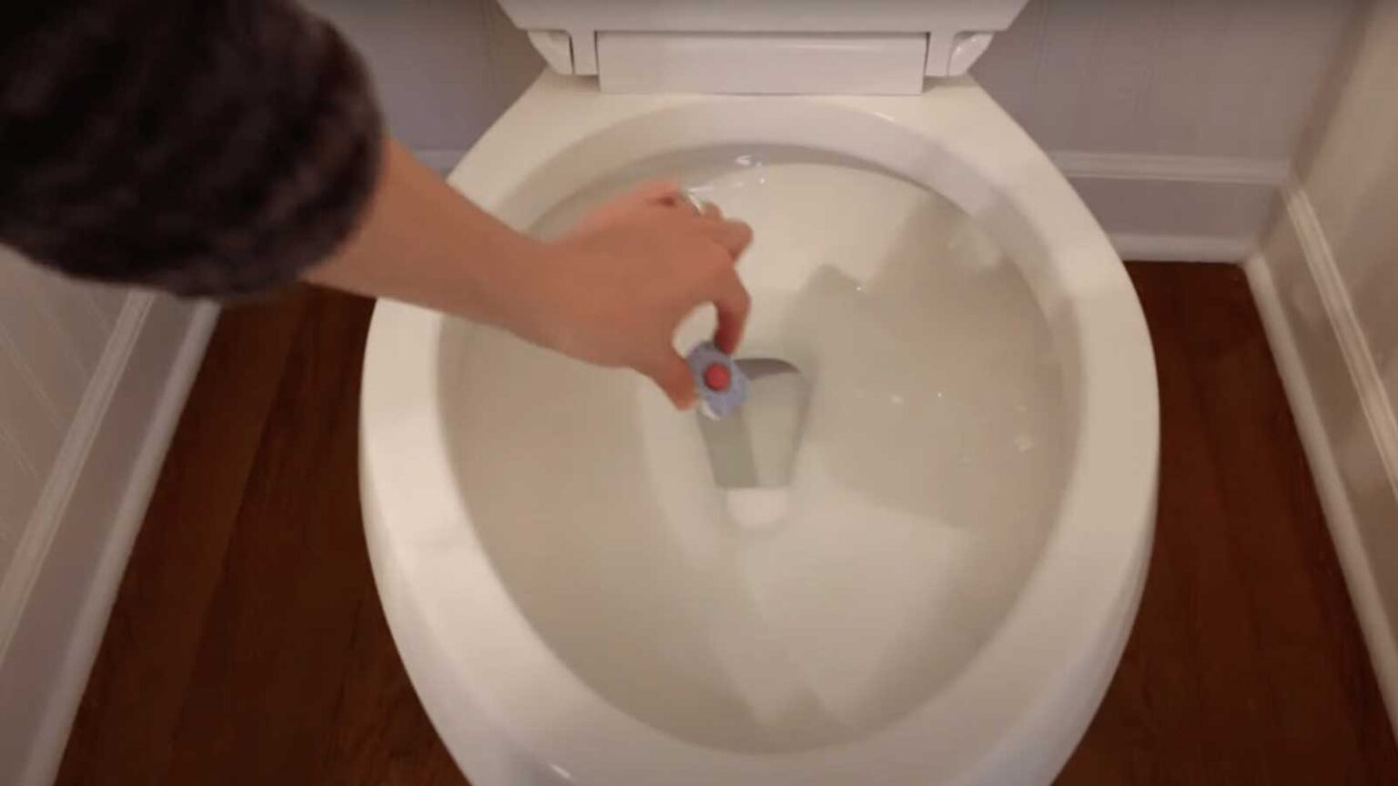 Ρίξτε μια Ταμπλέτα Πλυντηρίου Πιάτων στην Τουαλέτα σας και θα Εκπλαγείτε