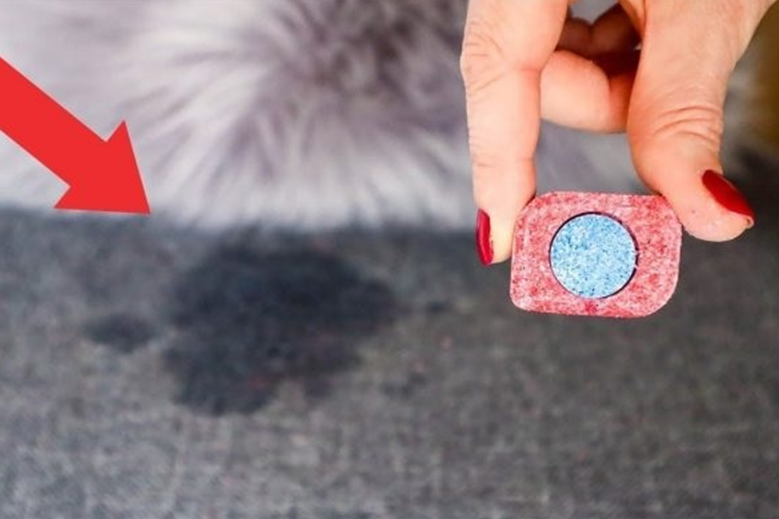 Πώς να Καθαρίσετε Δύσκολους Λεκέδες από Έπιπλα με Ταμπλέτα Πλυντηρίου Πιάτων