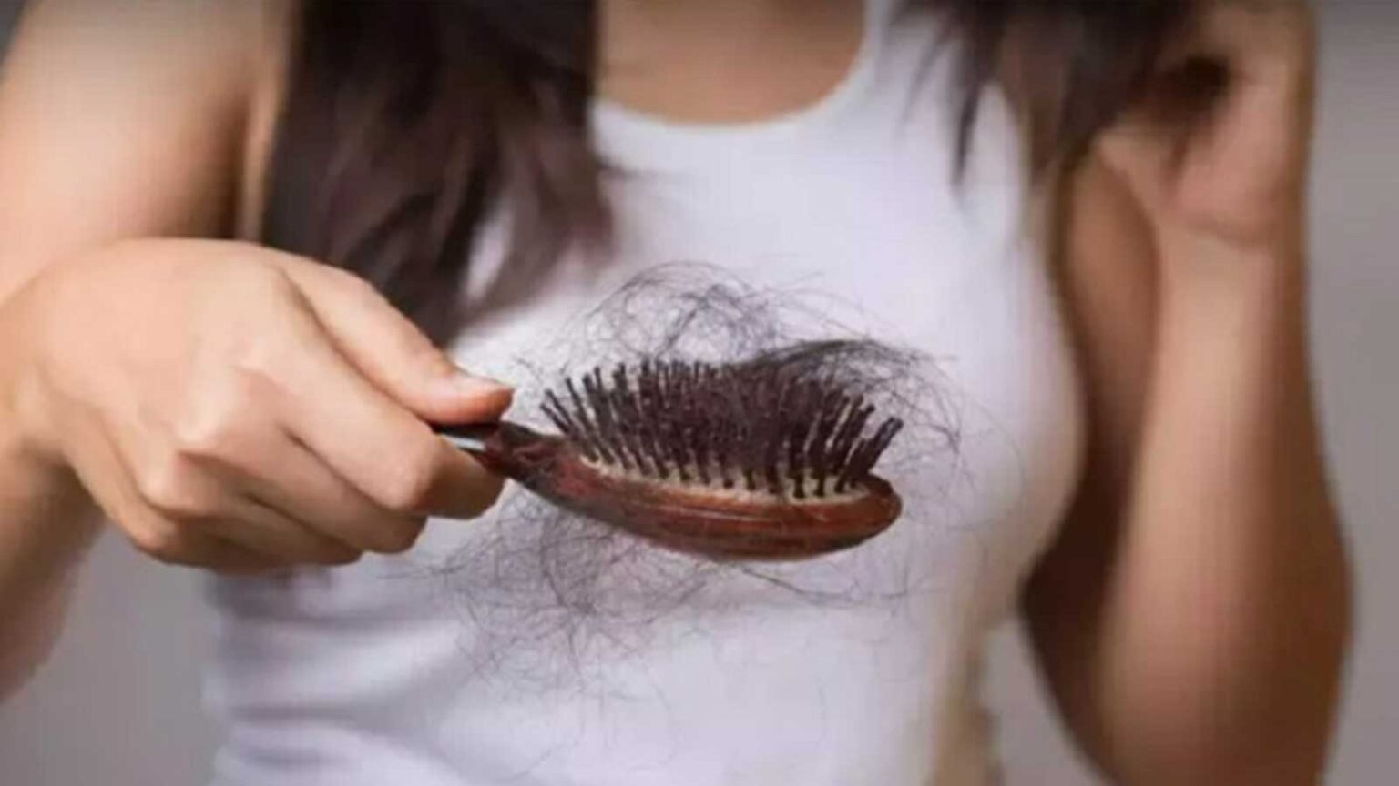 4 Αίτιες που Κάνουν τις Γυναίκες να Χάνουν τα Μαλλιά τους πιο Γρήγορα