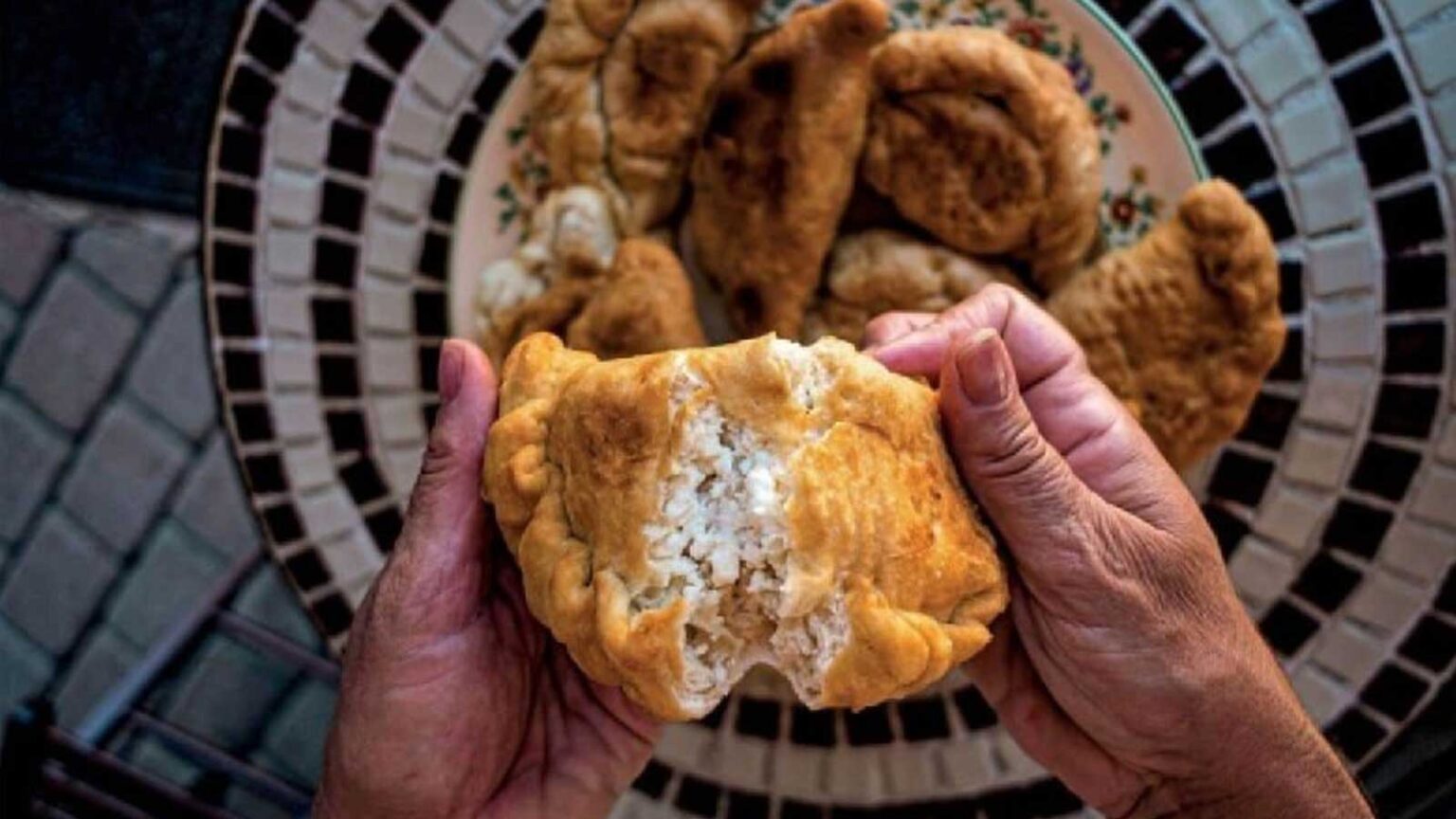 «Τυρόπιτα του Βαρνάβα»: Λαχταριστή με φέτα και άλλα 5 υλικά έτοιμη σε 30'