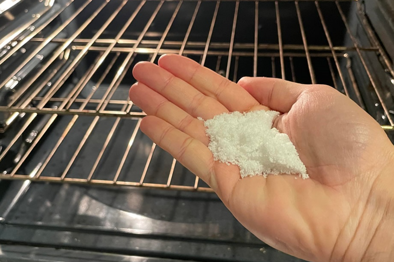 Πώς να Καθαρίσετε Καμένα Λάδια από τον Φούρνο Χωρίς Κόπο και Χημικά