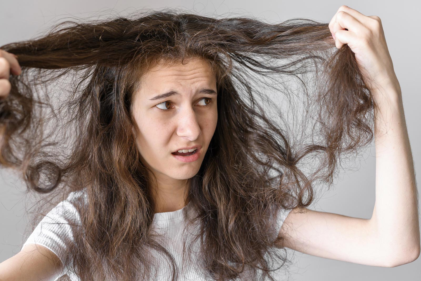 Αφυδατωμένα και Ξηρά Μαλλιά: Η φυσική αντιμετώπιση και πώς να τα επαναφέρετε