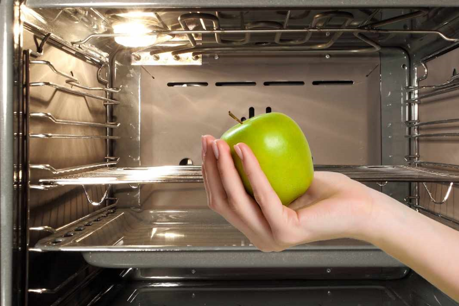 μήλο στο φούρνο,δυσοσμία φούρνου,καθαρισμός φούρνου,συμβουλές καθαρισμού,χρήσιμα,κόλπα,