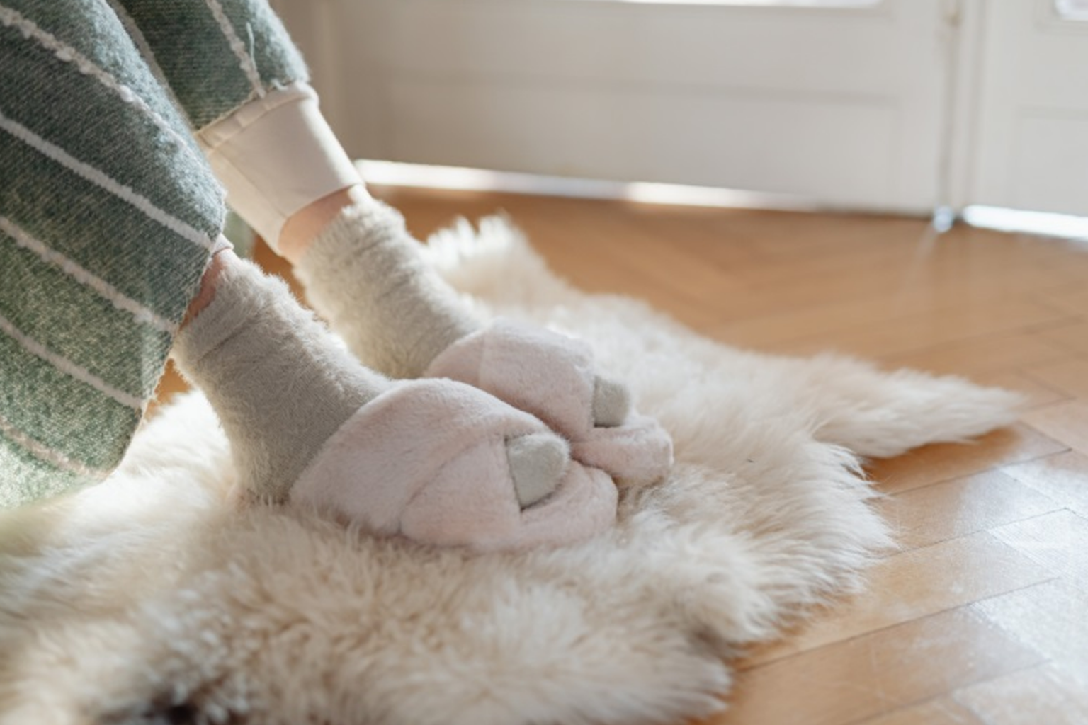 Γιατί ΔΕΝ Πρέπει να Φοράτε τις Παντόφλες σας Όλη Μέρα - Aπενεργοποίηση των μυών και Δύσκαμπτα Πόδια