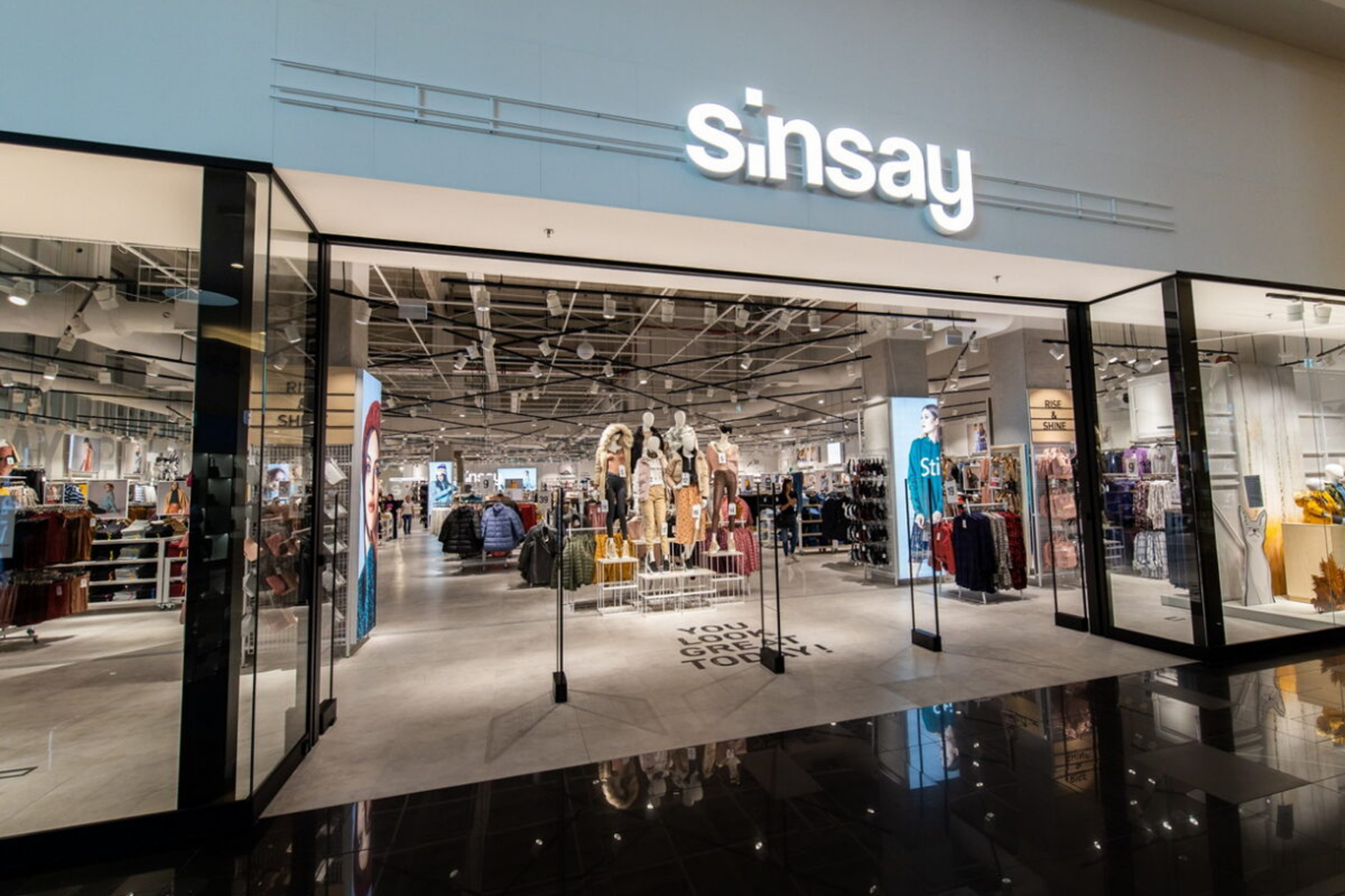 Τα «Πολωνικά Zara» άνοιξαν κατάστημα στην Αθήνα- Ρούχα με τιμές από… 1,99 ευρώ