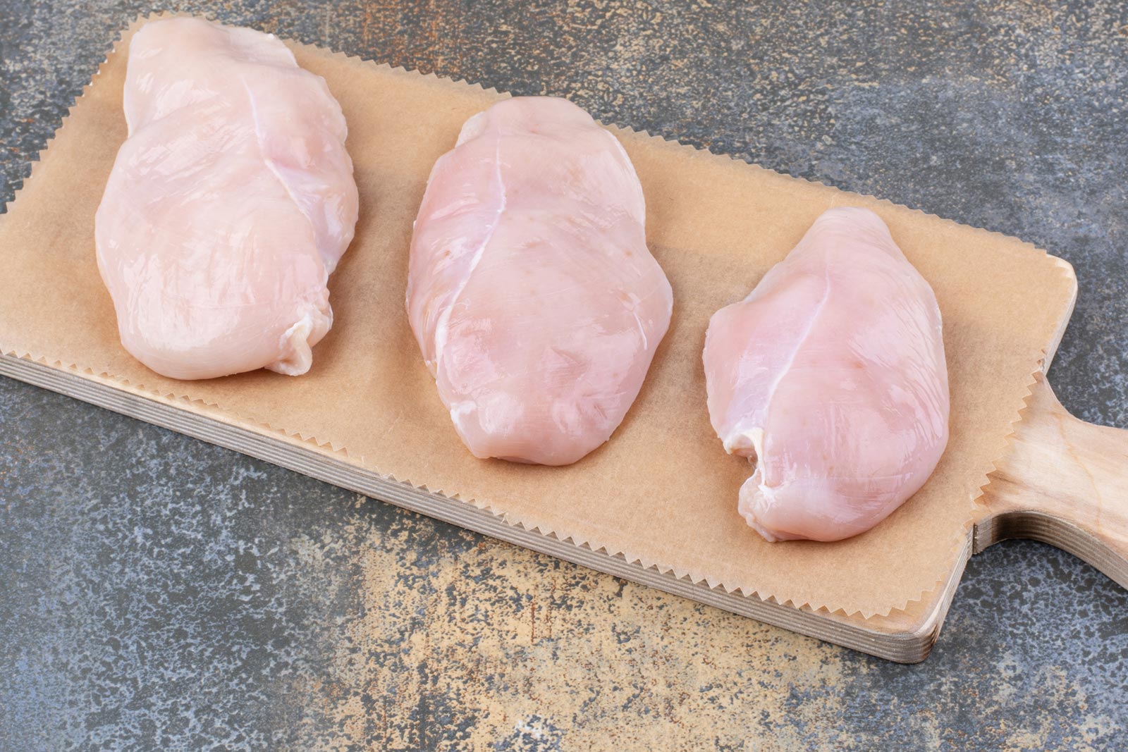 Χαλασμένο Κοτόπουλο: Τα 4 Σημάδια που σας δείχνουν πότε δεν είναι καλό για να το φάτε
