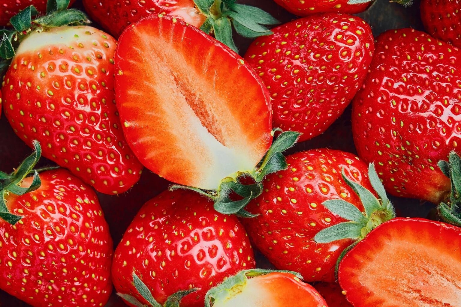 Η Εποχή της Φράουλας: Πώς να τις πλύνουμε για να φύγουν τα φυτοφάρμακα