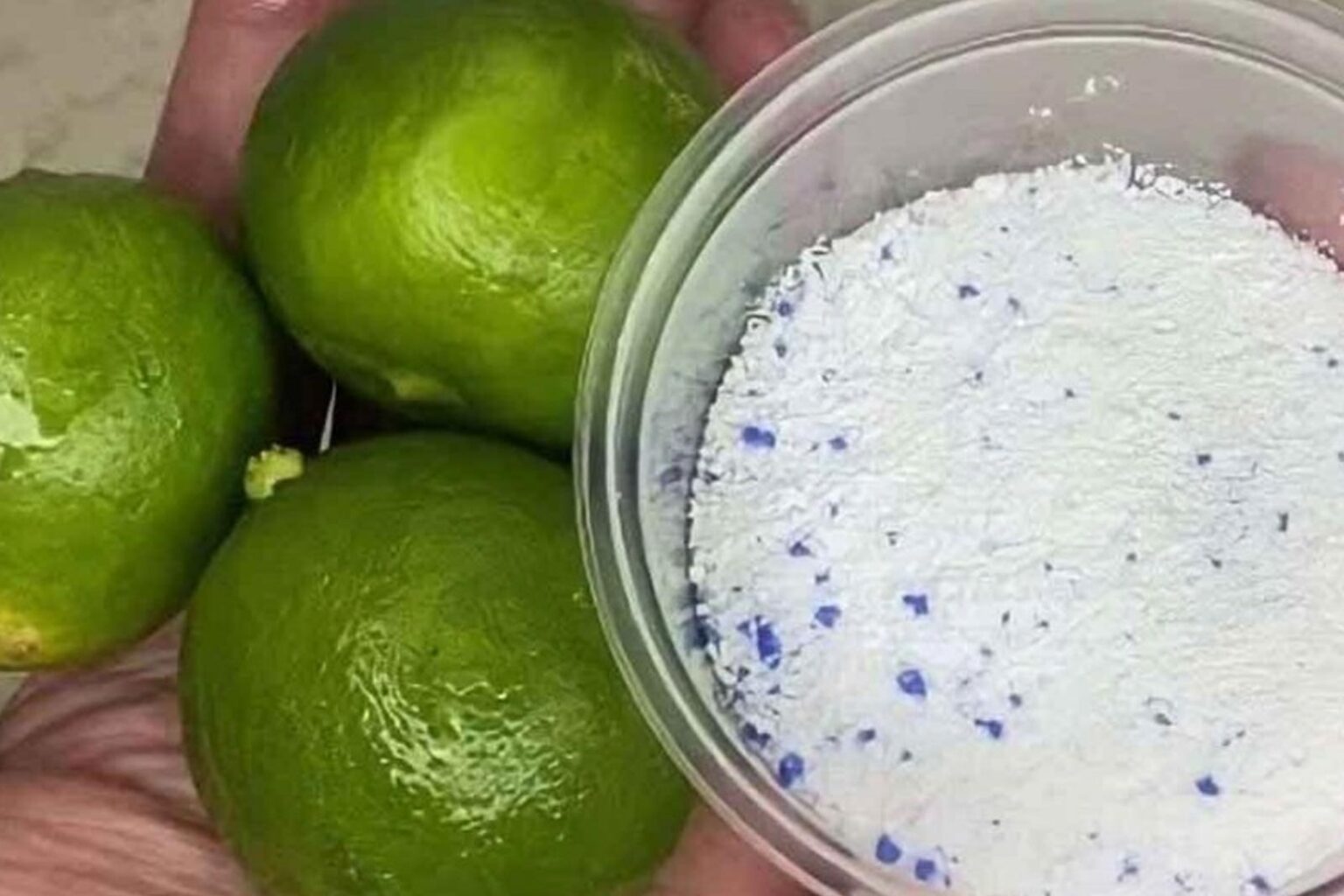 Χωρίς Χημικά: Η Φυσική Λύση για Καθαρό Μπάνιο με Άρωμα που Διαρκεί