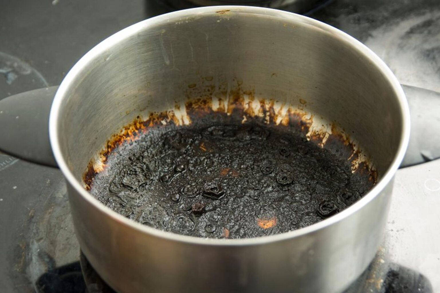 Καμένες κατσαρόλες και τηγάνια: 4 τρόποι για να τα καθαρίσετε και να τα κάνετε λαμπίκο χωρίς να σπάσουν τα νεύρα σας