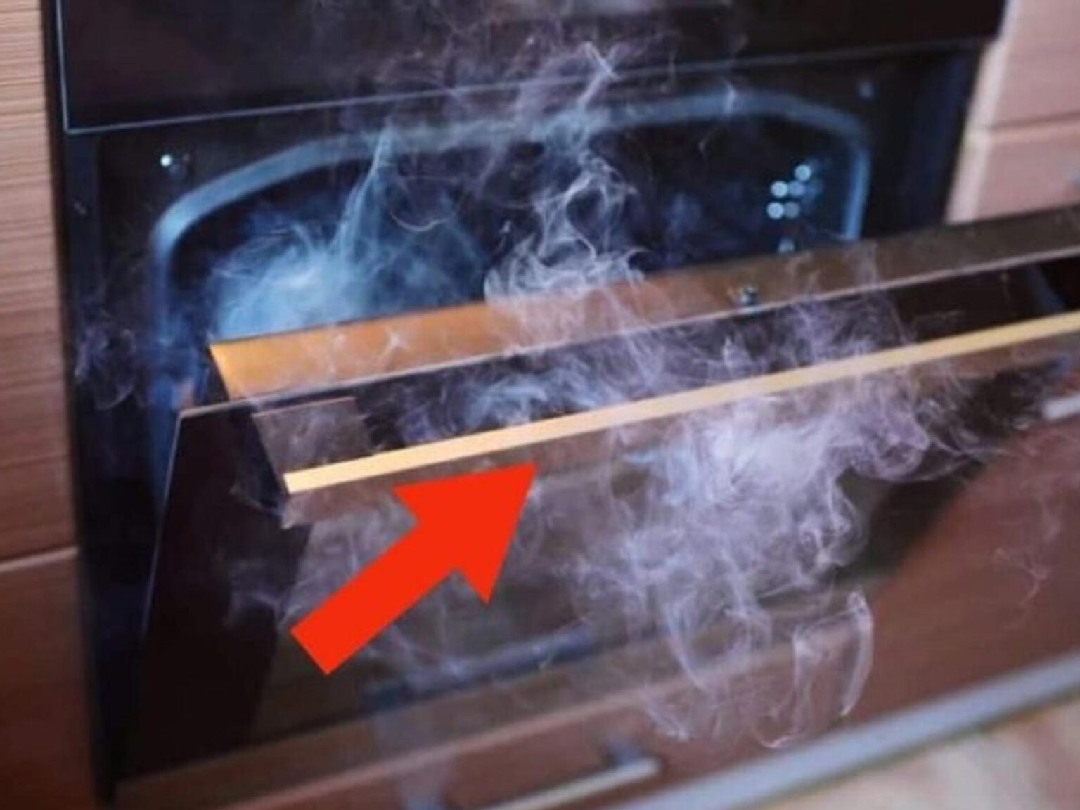Γιατί Καπνίζει ο Φούρνος της Κουζίνας και τι Πρέπει να Κάνετε Αμέσως