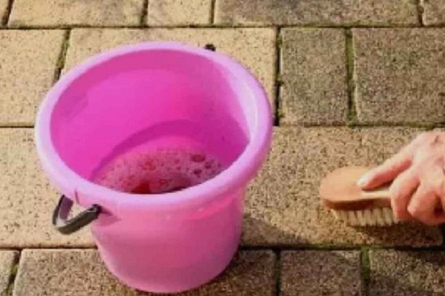 Ανοιξιάτικη Καθαριότητα σε Κήπο και Βεράντα: Πως να Πλύνετε τα Πλακάκια του Χωρίς να τα Καταστρέψετε