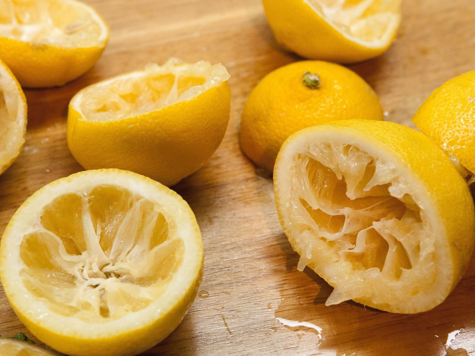 Μην Πετάς τις Στυμμένες Λεμονόκουπες: Έχουν 5 χρήσεις για το σπίτι