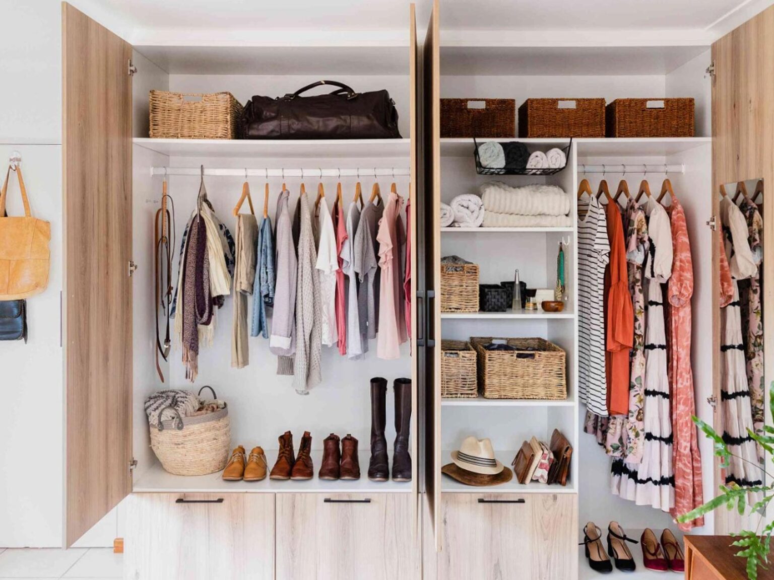 Οργάνωση Ντουλάπας: Αυτά είναι τα 4 πράγματα που χρειάζεται κάθε ντουλάπα για να μην γίνεται μέσα ο κακός χαμός