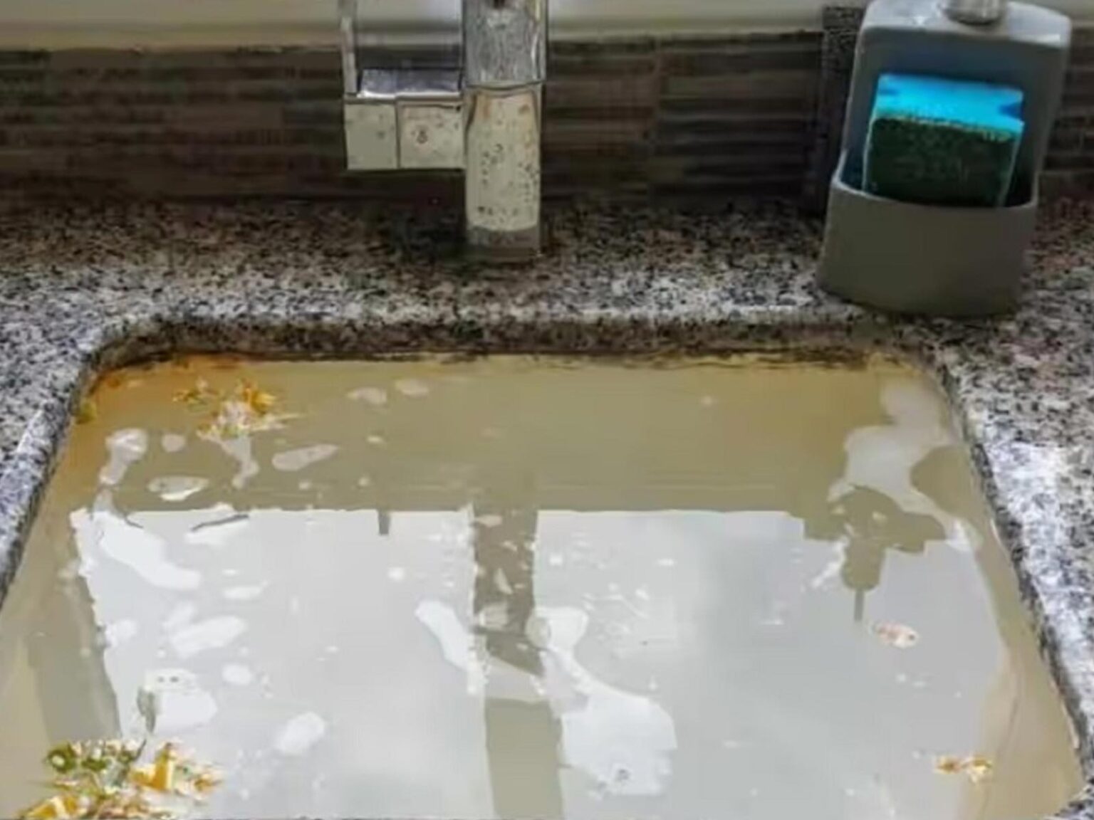 Βουλωμένος Νεροχύτης: Μερικά Κουταλάκια του Γλυκού από Αυτά τα Συστατικά Αρκούν