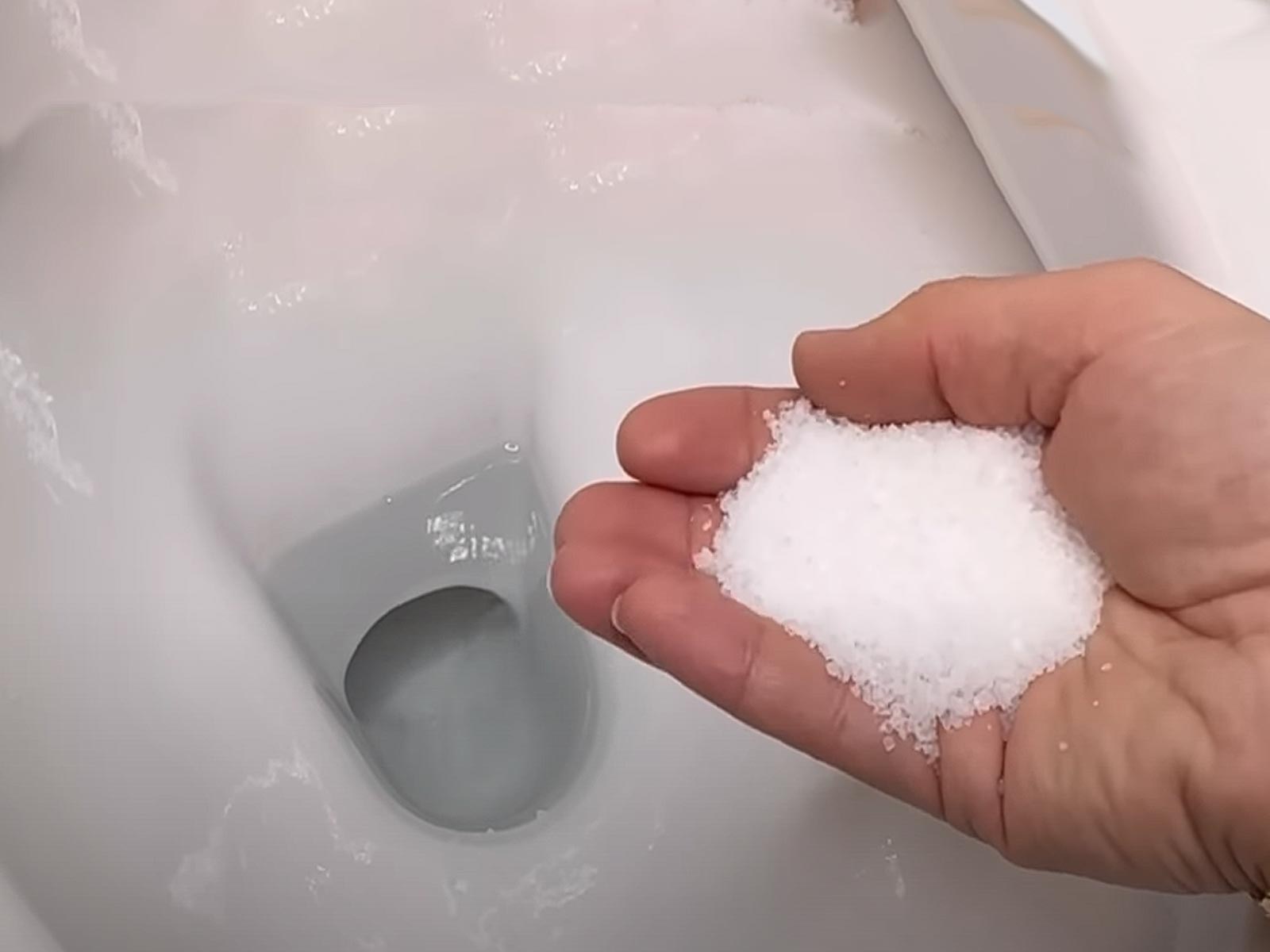 Χλωρίνη και Αλάτι: Φτιάξε το Ισχυρό καθαριστικό για να καθαρίσεις την λεκάνη της τουαλέτας από άλατα και πουρί