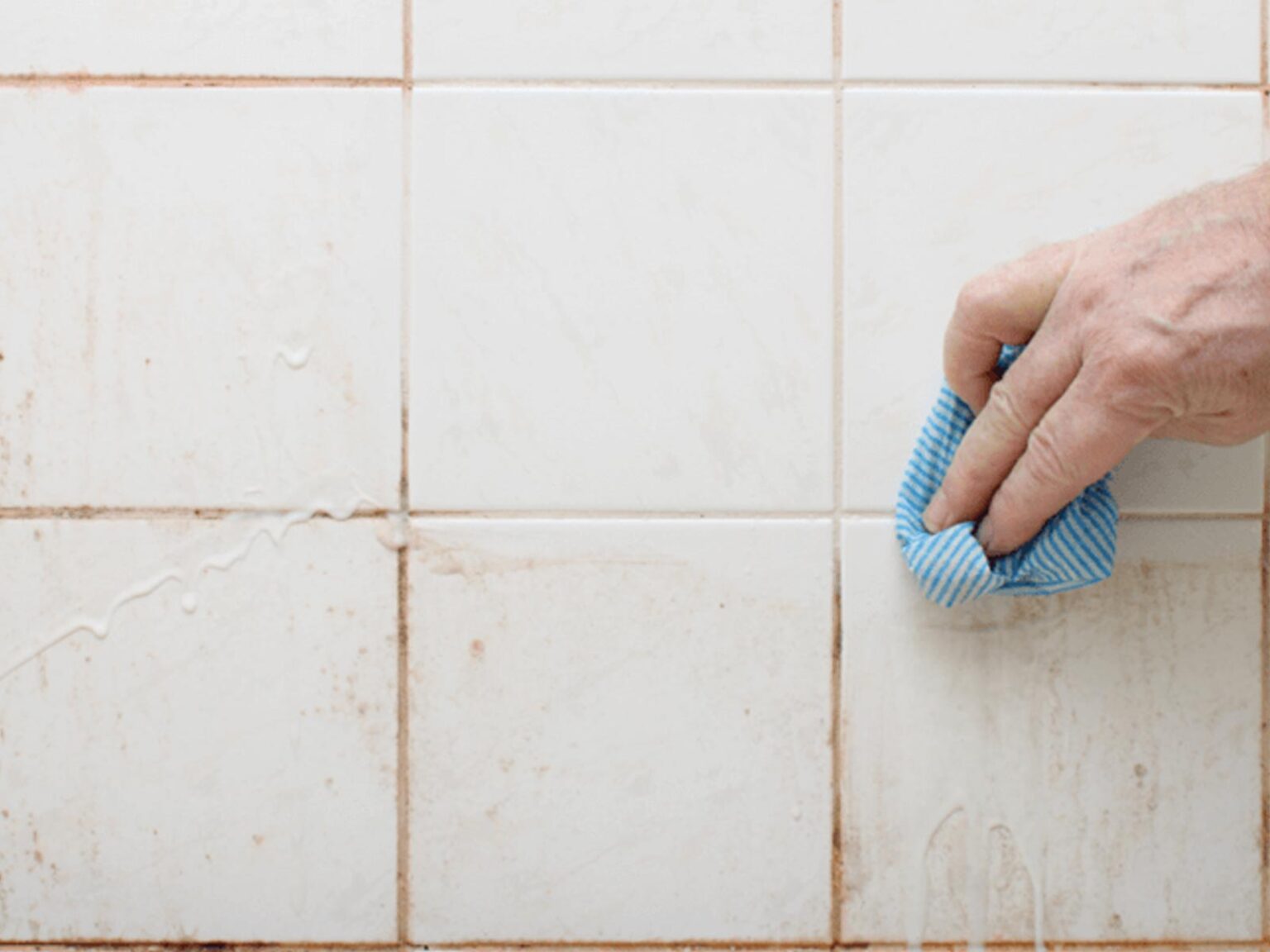 Λίπη, γλίτσα και βρωμιά στα πλακάκια της κουζίνας. Ο τρόπος για να τα Καθαρίσετε και να τα κάνετε πάλι λαμπερά