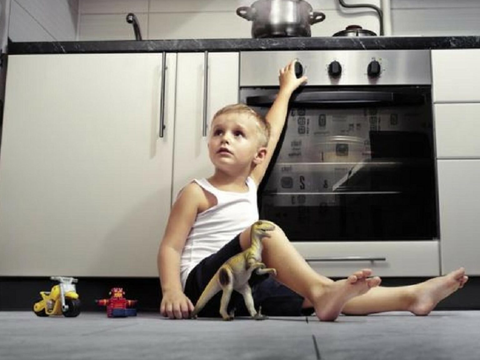 Σε ποια ηλικία μπορούν να μείνουν τα παιδιά μόνα τους στο σπίτι: Τι ορίζει η νομοθεσία