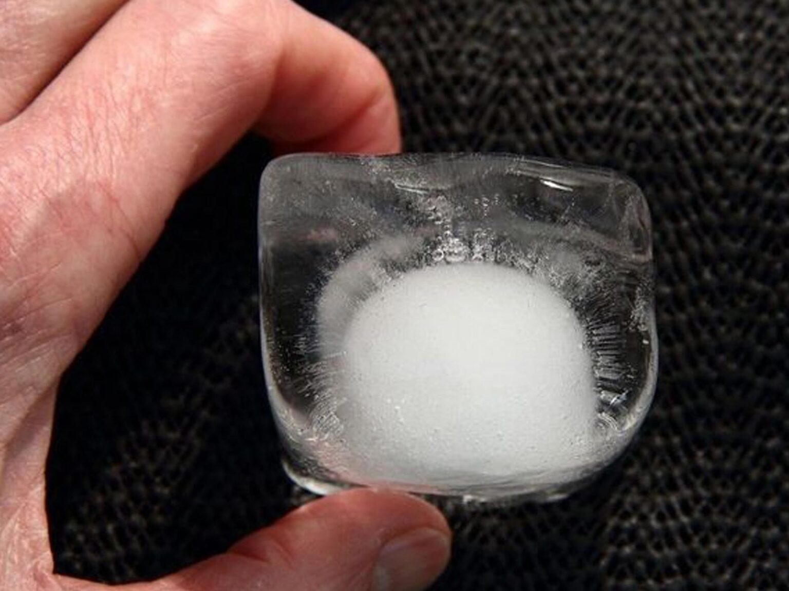 Γιατί Ορισμένα Παγάκια Είναι Διαφανή ενώ τα Περισσότερα Όχι;