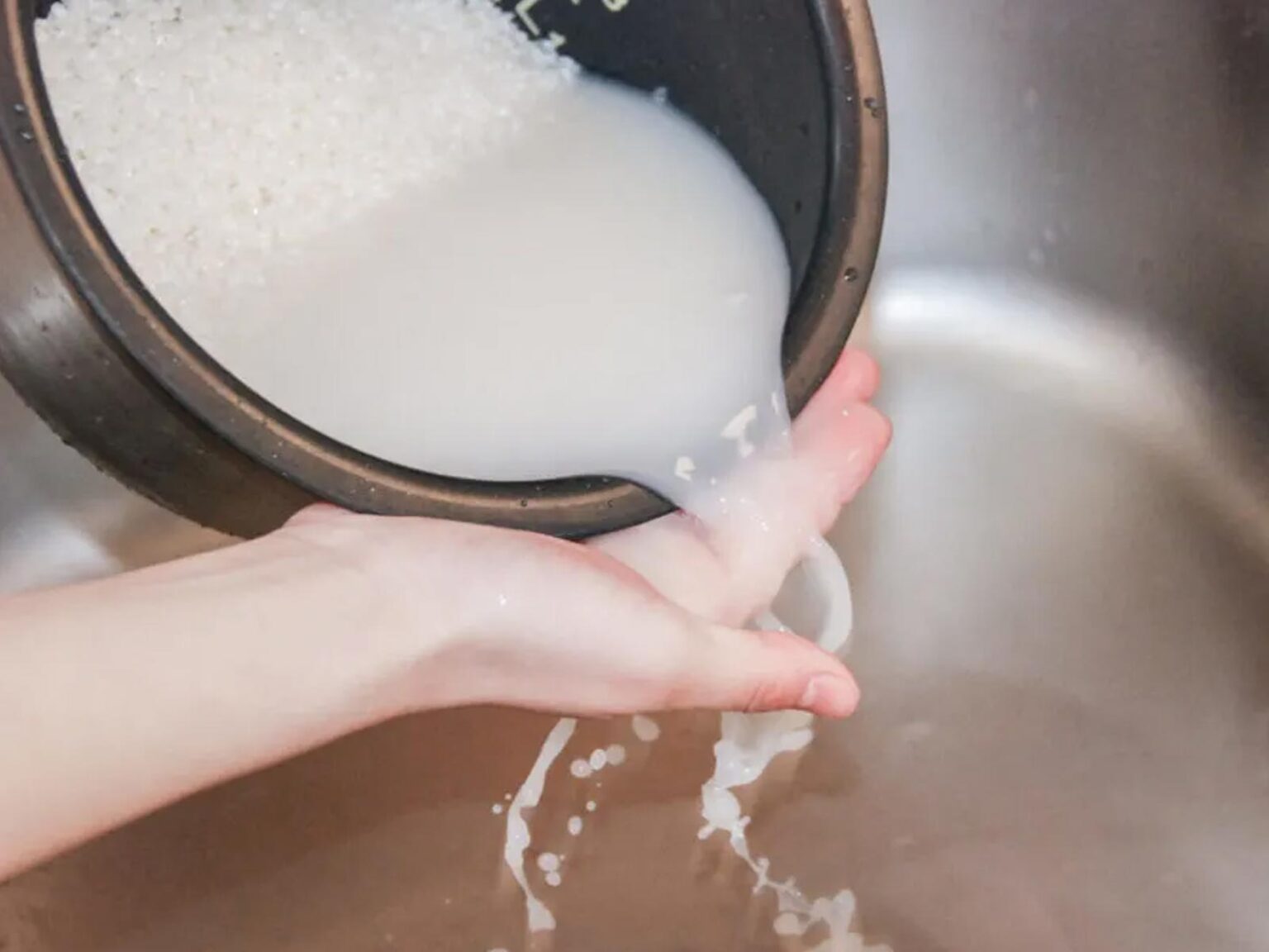 Γιατί πρέπει να πλένουμε το ρύζι πριν το μαγειρέψουμε