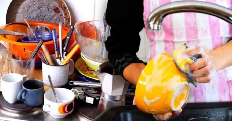 Πρέπει να Πλένετε τα Πιάτα με Κρύο ή Ζεστό Νερό;