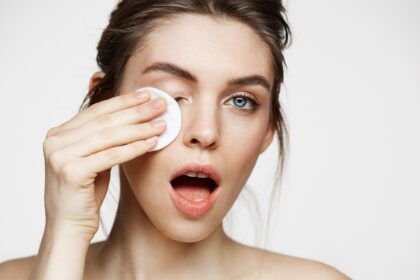 8 Τρόποι για να Αφαιρέσετε το Μακιγιάζ Όταν Δεν Έχετε Ντεμακιγιάζ