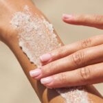 Αναζωογονήστε τα Χέρια σας τη Νύχτα με Scrub από Λάδι Καρύδας και Ζάχαρη