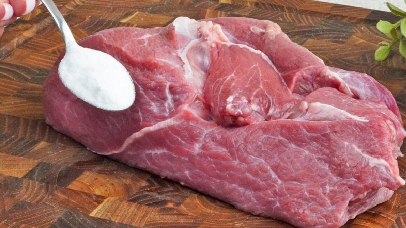 Velveting: Το Κινέζικο Μυστικό Μαγειρικής για να Μαλακώσετε το πιο Σκληρό Μοσχαρίσιο Κρέας