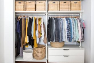 4 Πράγματα που Πρέπει να Κάνετε Πάντα αφού Φέρετε Ρούχα από το Στεγνοκαθαριστήριο
