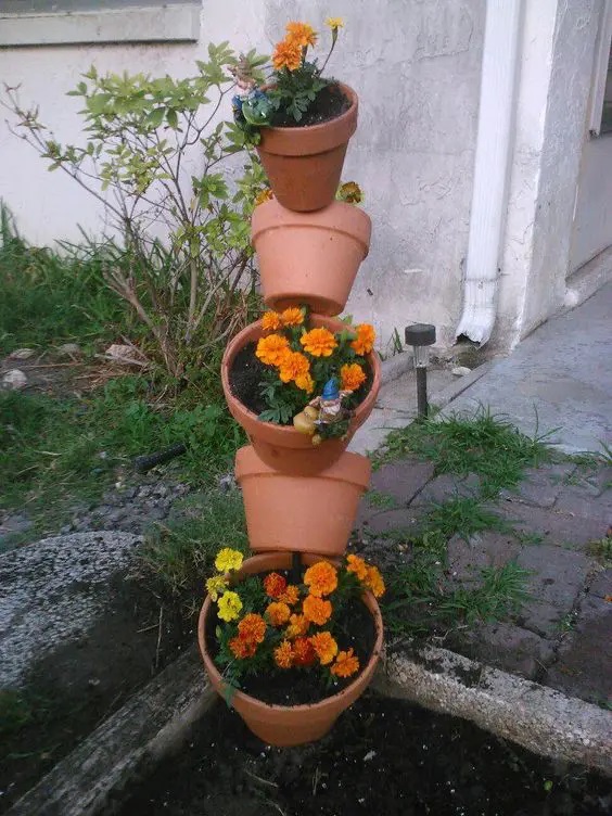 πύργος από γλάστρες,diy κατασκευεσ κηπου,γλάστρες,διακόσμηση κήπου,διακόσμηση κήπου ιδέεσ,επαναχρησιμοποίηση,ιδεεσ διακοσμησησ κήπου