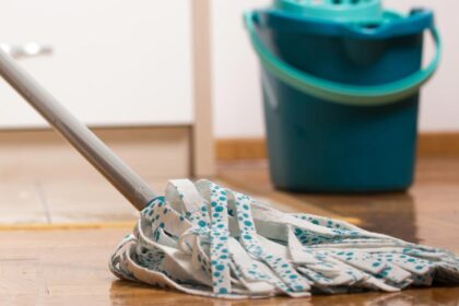 Πώς να σφουγγαρίσεις, να αρωματίσεις και να απολυμάνεις το σπίτι σου χωρίς απορρυπαντικό σφουγγαρίσματος