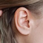Τι Προκαλεί ένα Σπυράκι στο Αυτί σας και πώς να Απαλλαγείτε