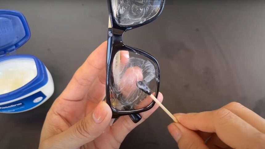 Αφαιρέστε Εύκολα τις Γρατσουνιές από τα Γυαλιά σας με Βαζελίνη