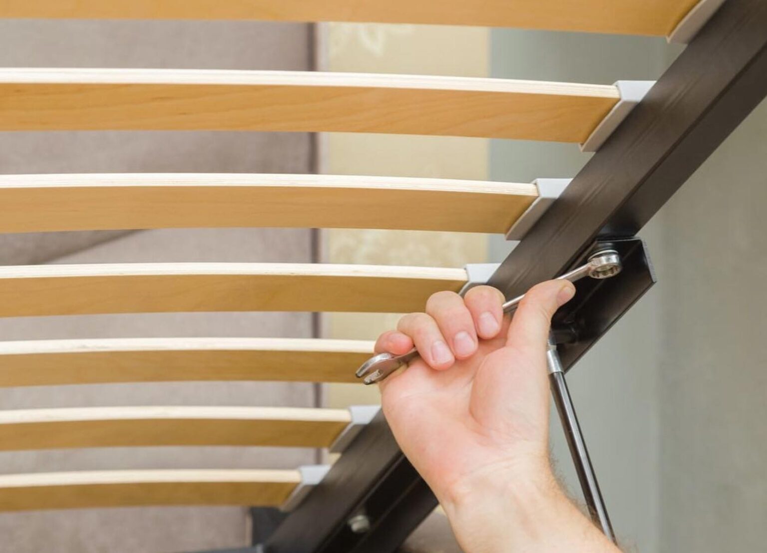 Πώς να μην τρίζει το ξύλινο ή το σιδερένιο κρεβάτι: Τι να Κάνετε