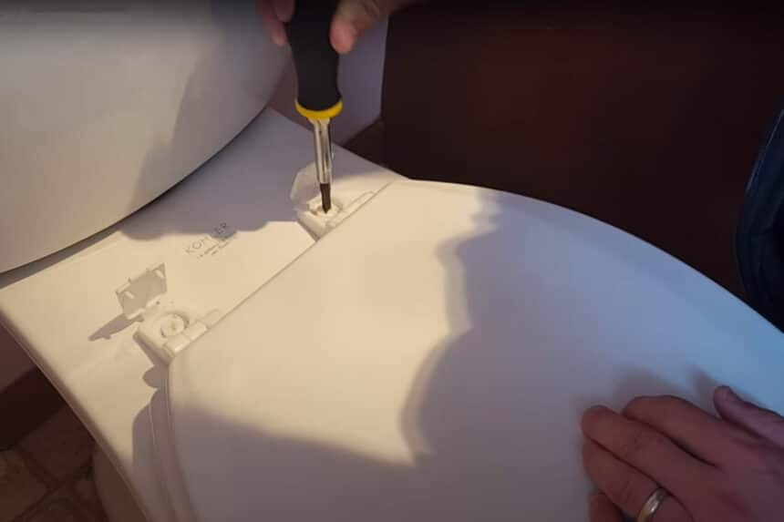DIY Αλλαγή στο καπάκι της τουαλέτας: Πώς να το αντικαταστήσεις μόνος σου