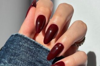 Dark cherry nails: Η απόλυτη τάση στα νύχια που συνδυάζει κομψότητα και τόλμη